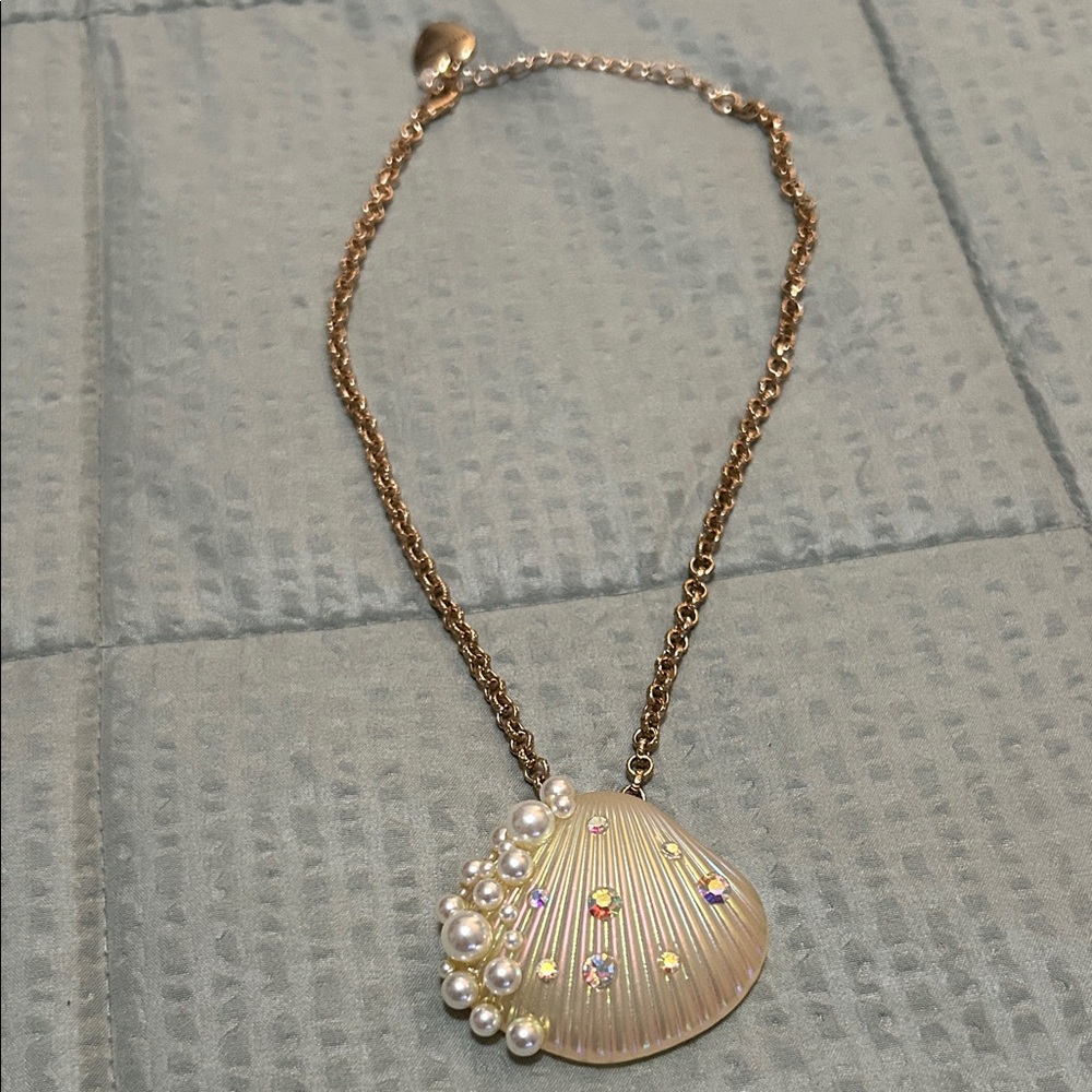 Betsey johnson pale Gold Shell Pendant Necklace with Pearls